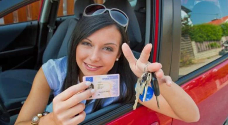 Δίπλωµα οδήγησης στα 17 µε συνοδηγό και Μεγάλο Αδελφό για τις… μίζες